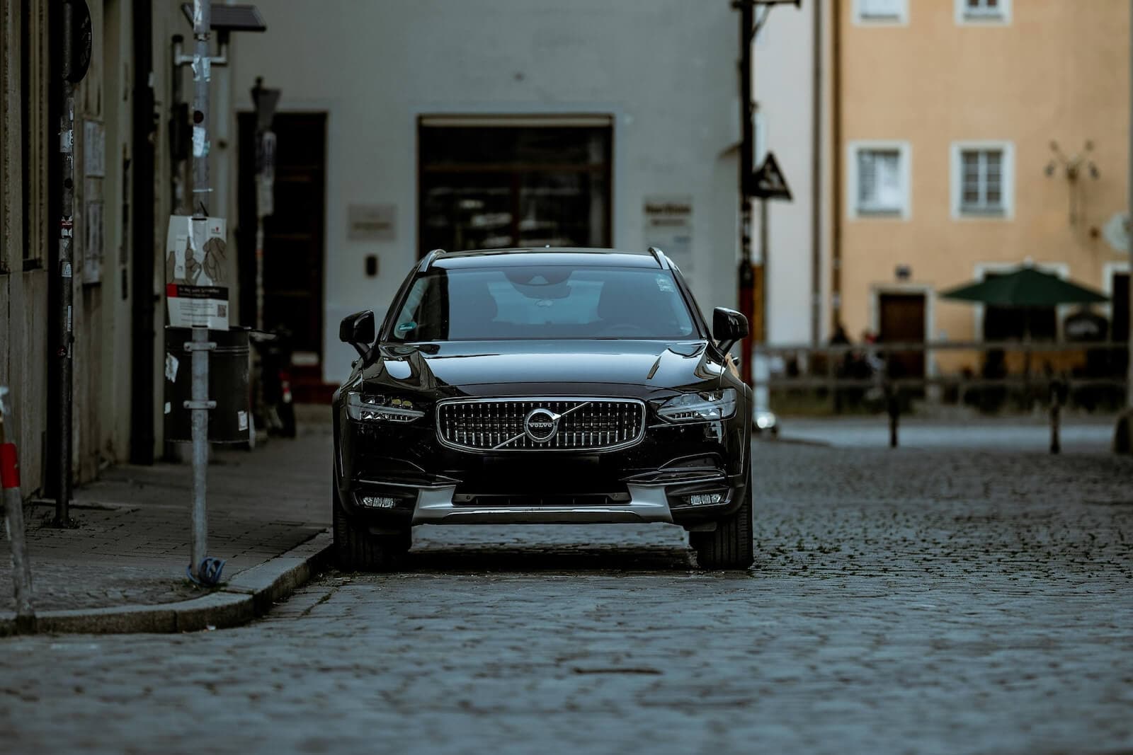 Volvo vozidlo zaparkované na ulici