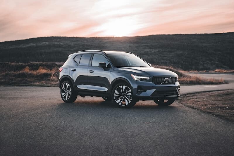 Volvo vozidlo v popradí s pozadím západu slnku